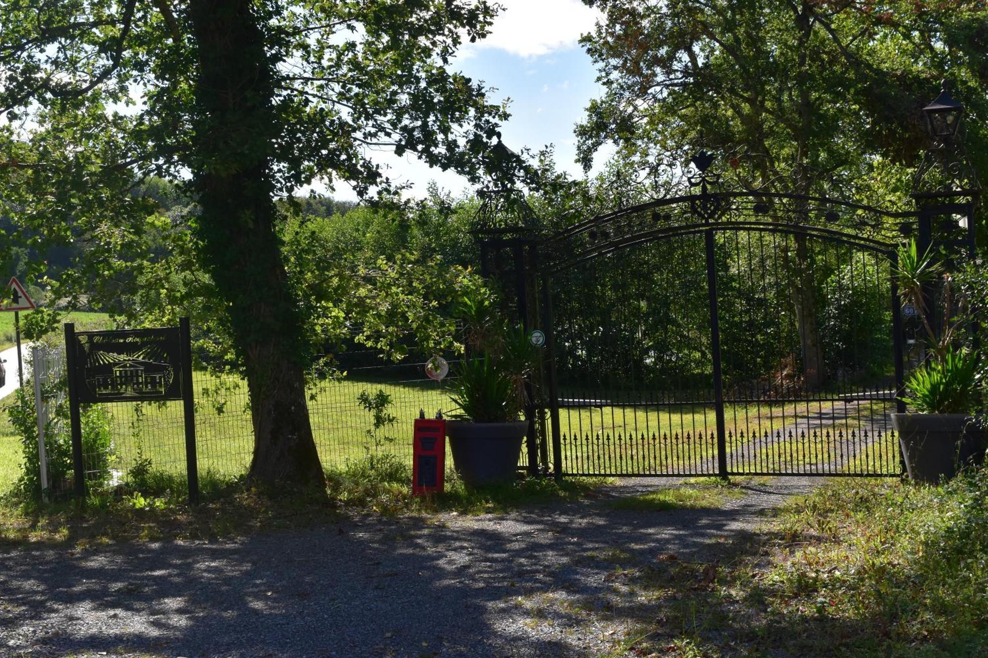 Chateau Roquehort Avec Ev Recharge Point 22Kw Monein Exterior foto